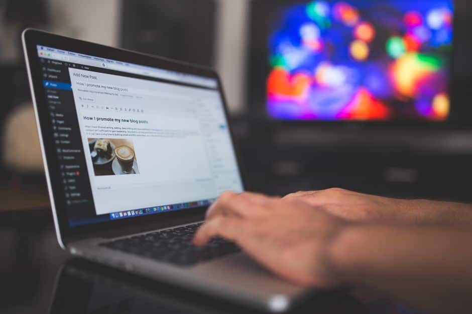 Rédaction d'un article de blog sur un ordinateur portable