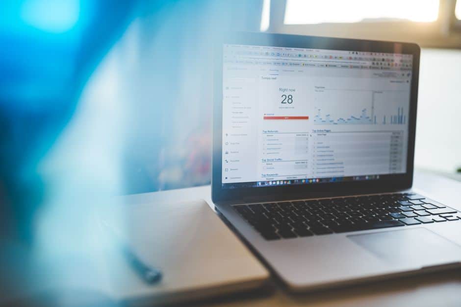 Analyse de données SEO sur un écran